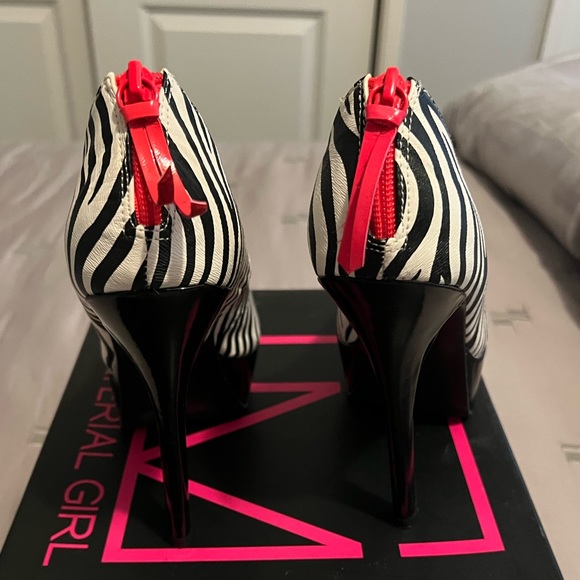 Material Girl White Zebra Print Marcel Platform Pumps Sz 7 with box - Picture 3 of 4